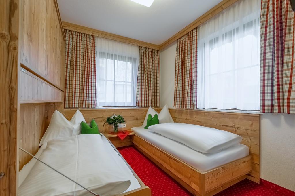 Pension Haus Am Dorfplatz フラッハウ エクステリア 写真